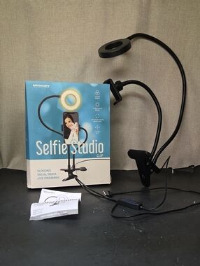 Merkury Selfie Light MI-RLM03-101 Selfie Studio Clip Light. Lighting for Selfies